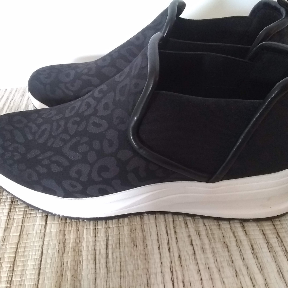 Taryn Rose Sneakers Zayda Size 10